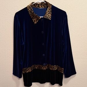 🎻🎻🎻3 for 12$🎻🎻🎻Velvet Button-Up with Leopard Print Collar